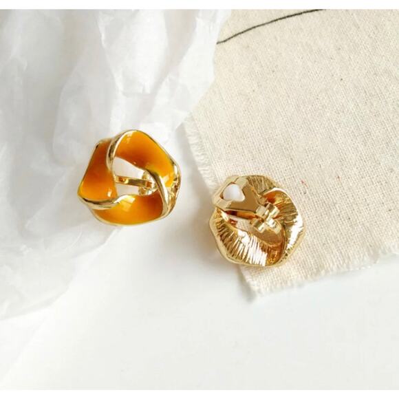 Clip on 3/4" small gold twisted knot earrings - Picture 1 of 1